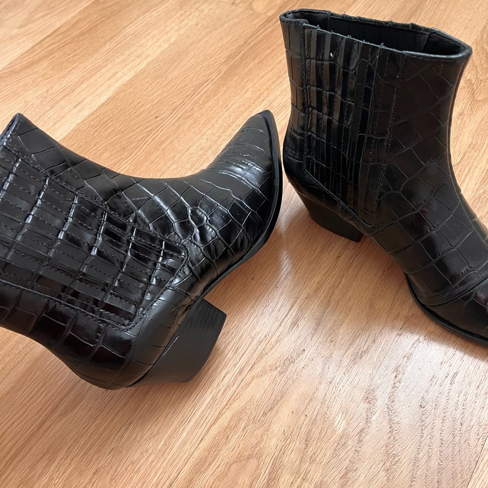 Schutz Crocodile Embossed Leather Bootie size 8